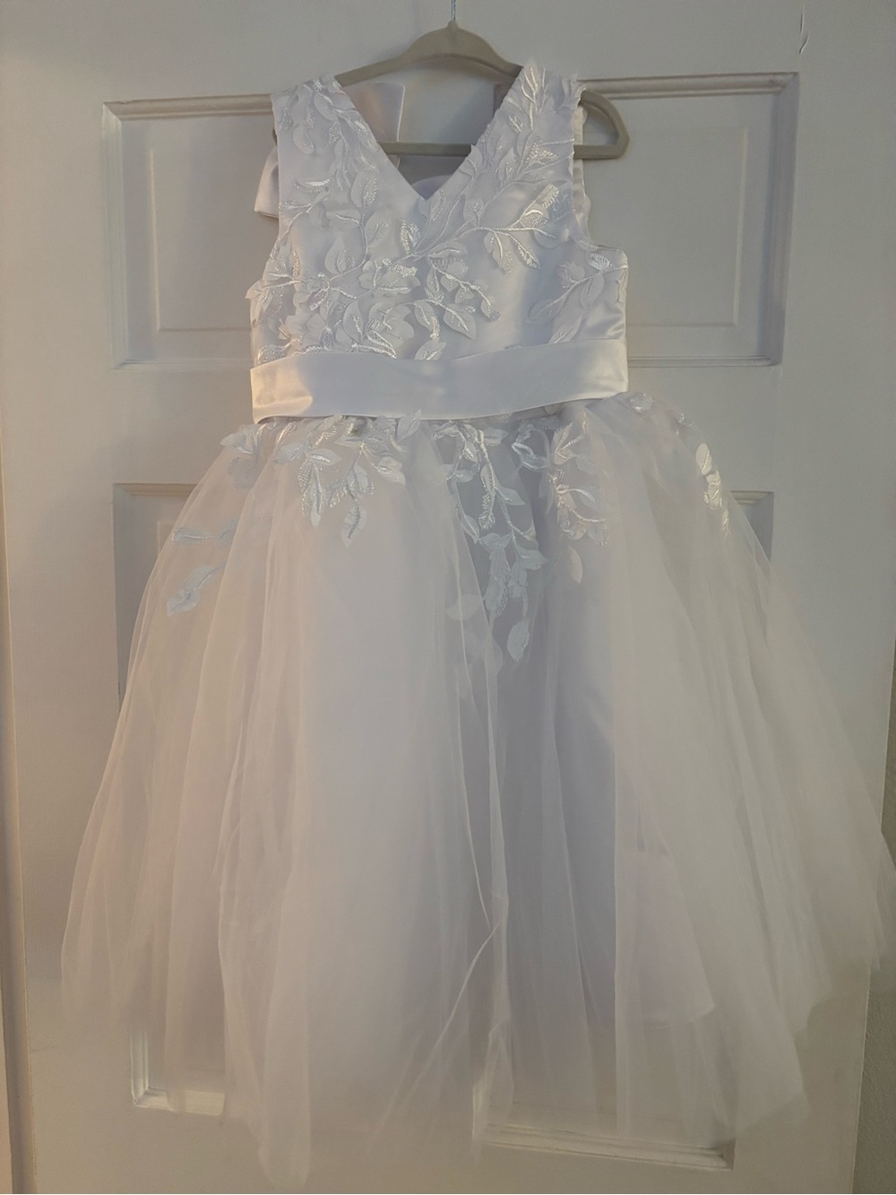 WHM White Floral Appliqué Tulle Dress with Detachable Bow. 
Girls Size 6